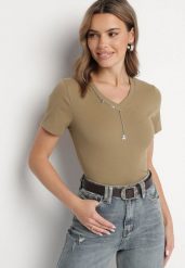 Ciemnozielony Bawełniany T-shirt Ozdobiony Marszczeniem i Łańcuszkiem Olitrea. Zielone t-shirty damskie Born2be, m, bez wzorów, z bawełny, bez kołnierzyka, bez ramiączek. Za 34.99 zł.