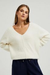 Sweter z dekoltem w serek i długimi rękawami ecru. Swetry nierozpinane damskie MOODO, l, bez wzorów, z poliamidu, bez kołnierzyka, bez ramiączek. W wyprzedaży za 41.99 zł.