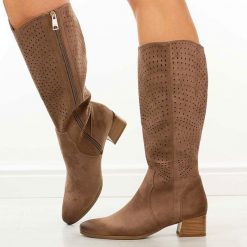J.Brązowe zamszowe kozaki damskie na obcasie Vinceza 58637. Brązowe kozaki damskie VINCEZA, na jesień, w ażurowe wzory, z zamszu, bez obcasa, na obcasie, bez zapięcia. Za 239.00 zł.