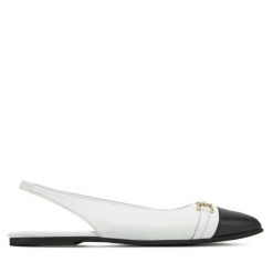 Sandały TWINSET. Białe sandały damskie Twinset, bez wzorów, bez obcasa, na płaskiej podeszwie, bez zapięcia. Za 539.99 zł.