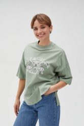 Bawełniana bluza z nadrukiem i krótkimi rękawami. Bluzy damskie MOODO, l, bez wzorów, z bawełny, bez ramiączek, bez kaptura. W wyprzedaży za 44.99 zł.