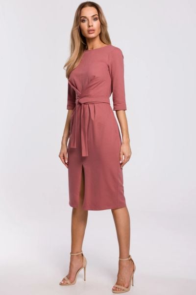 Sukienka dopasowana z rozcięciem i wiązaniem różowa bawełna. Czerwone sukienki damskie Sukienki.shop, do pracy, l, bez wzorów, z bawełny, biznesowe, bez kołnierzyka, bez ramiączek, dopasowane. Za 129.00 zł.