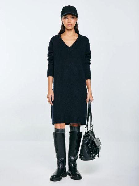 Sukienka damska dzianinowa z dodatkiem wełny czarna Julita 906. Czarne sukienki damskie BIG STAR, do pracy, l, z aplikacjami, z dzianiny, biznesowe, bez kołnierzyka, bez ramiączek, proste. W wyprzedaży za 159.99 zł.