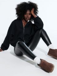 Legginsy - czarny. Czarne legginsy damskie Sinsay, bez wzorów. W wyprzedaży za 19.99 zł.