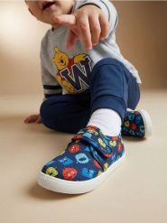 Wzorzyste trampki na rzep - Inny. Trampki i tenisówki damskie Sinsay, bez wzorów, sportowe, bez zapięcia. Za 29.99 zł.