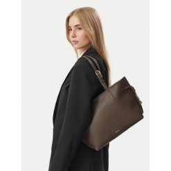 Torebka Furla. Brązowe shopperki damskie Furla, bez wzorów, bez dodatków. Za 1,479.00 zł.