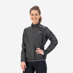 Kurtka przeciwdeszczowa damska Rogelli Essential. Czarne kurtki sportowe damskie Rogelli, m, bez wzorów, z materiału, bez ramiączek, bez kaptura, do biegania. Za 329.00 zł.