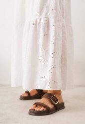 Brązowe Płaskie Klapki z Imitacji Zamszu z Wyrazistą Klamrą Himemoni. Brązowe klapki damskie Born2be, na lato, bez wzorów, z jeansu, boho, bez obcasa, na płaskiej podeszwie, bez zapięcia. Za 79.99 zł.