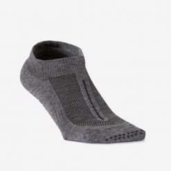 Skarpetki fitness Nyamba antypoślizgowe 900. Szare skarpetki damskie DOMYOS, bez wzorów, z dzianiny. Za 29.99 zł.