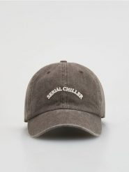 Bawełniana czapka z daszkiem - ciemnobrązowy. Brązowe czapki damskie Reserved, bez wzorów, z bawełny. Za 59.99 zł.