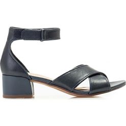 Clarks Sandały Clarks Caroleigh Rise 26165100. Sandały damskie Clarks, bez wzorów, bez obcasa, bez zapięcia. Za 181.30 zł.