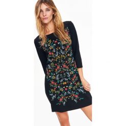 DOPASOWANA SUKIENKA Z NADRUKIEM W KWIATY. Czarne sukienki damskie TOP SECRET, na co dzień, na jesień, bez wzorów, z dzianiny, eleganckie, bez kołnierzyka, bez ramiączek, dopasowane. W wyprzedaży za 39.99 zł.