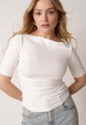 Biały Wiskozowy T-shirt o Dopasowanym Kroju z Dekoltem w Łódkę Idahphaeia. Białe t-shirty damskie Born2be, m, z aplikacjami, z jeansu, biznesowe, bez kołnierzyka, bez ramiączek. Za 59.99 zł.