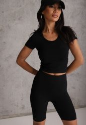 Czarne Elastyczne Szorty Biker High Waist Diovien. Czarne szorty damskie Renee, bez wzorów, prążkowane, z podwyższonym stanem. Za 49.99 zł.