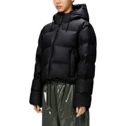 Kurtka RAINS ALTA SHORT PUFFER JACKET W3T Czarny. Czarne kurtki sportowe damskie Rains, na zimę, m, bez wzorów, z materiału, bez ramiączek, bez kaptura, trekkingowe. Za 1,014.99 zł.