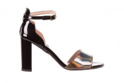 Sandały Bayla-130 04322-0124-06 Czarny L, Skóra naturalna lakierowana - 41. Czarne sandały damskie Bayla, bez wzorów, z lakierowanej skóry, bez obcasa, na obcasie, bez zapięcia. W wyprzedaży za 89.10 zł.