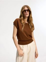 Sweter z krótkim rękawem - brązowy. Brązowe swetry nierozpinane damskie Reserved, l, w ażurowe wzory, z dzianiny, bez kołnierzyka, bez ramiączek. W wyprzedaży za 59.99 zł.