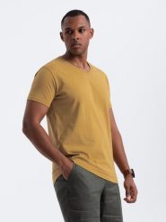 Klasyczna męska bawełniana koszulka z dekoltem w serek BASIC – musztardowa V8. T-shirty męskie Ombre Clothing, m, bez wzorów, z bawełny, bez kołnierzyka, bez ramiączek. W wyprzedaży za 24.99 zł.