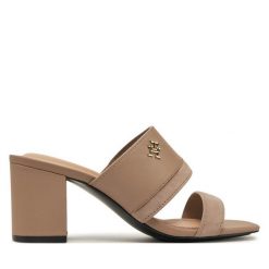 Klapki Tommy Hilfiger. Brązowe klapki damskie Tommy Hilfiger, bez wzorów, bez obcasa, bez zapięcia. Za 569.99 zł.