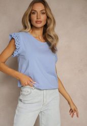 Jasnoniebieska Bawełniana Bluzka z Krótkim Rękawem z Ażurowej Falbanki Voanira. Niebieskie bluzki damskie Renee, l, w ażurowe wzory, z bawełny, eleganckie, bez kołnierzyka, bez ramiączek. Za 39.99 zł.