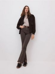 Jeansy flare bootcut - brązowy. Brązowe jeansy damskie Reserved, bez wzorów, z bawełny. Za 129.99 zł.