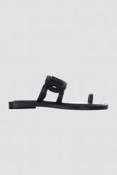 MICHAEL KORS Czarne klapki Alma Flat Sandal. Czarne klapki damskie Michael Kors, bez wzorów, bez obcasa, bez zapięcia. W wyprzedaży za 339.99 zł.