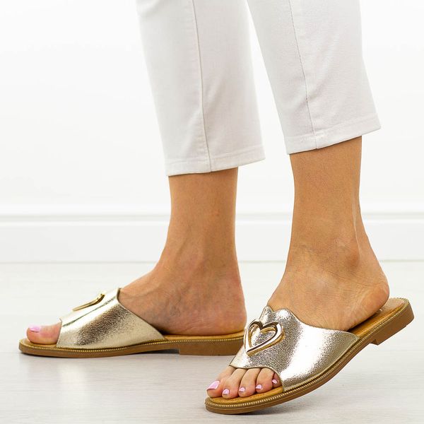 Złote płaskie klapki damskie Filippo Dk6909/25. Żółte klapki damskie Filippo, na lato, z aplikacjami, z jeansu, eleganckie, bez obcasa, na płaskiej podeszwie, bez zapięcia. Za 139.00 zł.