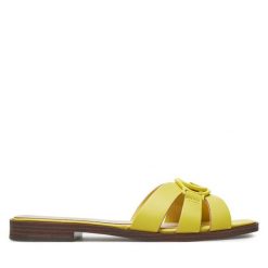 Klapki Guess. Żółte klapki damskie Guess, z aplikacjami, bez obcasa, bez zapięcia. Za 299.99 zł.