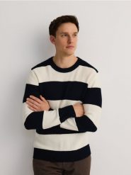Bawełniany sweter w paski - wielobarwny. Swetry męskie Reserved, l, bez wzorów, z bawełny, bez kołnierzyka, bez ramiączek. W wyprzedaży za 79.99 zł.