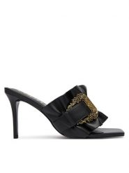 Versace Jeans Couture Klapki 80VA3S70 ZSS83 899 Czarny. Czarne klapki damskie Versace Jeans Couture, bez wzorów, z jeansu, bez obcasa, bez zapięcia. Za 919.99 zł.