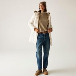 Płaszcz damski przejściowy ocieplany przeciwdeszczowy Sabinka. Białe płaszcze damskie Regatta, bez wzorów, z puchu, eleganckie, bez kołnierzyka, bez kaptura. Za 379.99 zł.