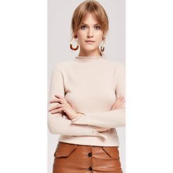 Sweter w kolorze jasnobeżowym. Brązowe swetry nierozpinane damskie ZOCHA, s, bez wzorów, z kaszmiru, bez kołnierzyka, bez ramiączek. W wyprzedaży za 324.95 zł.