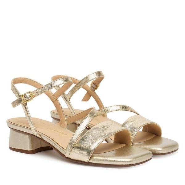 Sandały Clarks. Żółte sandały damskie Clarks, bez wzorów, bez obcasa, na słupku, bez zapięcia. Za 266.99 zł.