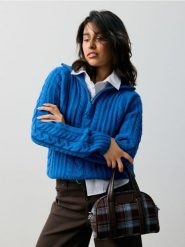 Sweter z dekoracyjnym splotem - niebieski. Niebieskie swetry nierozpinane damskie Sinsay, l, bez wzorów, ze splotem, bez kołnierzyka, bez ramiączek. Za 59.99 zł.
