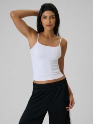 4F Top slim gładki damski - biały XL. Białe topy damskie 4F, xl, bez wzorów, z dzianiny, bez kołnierzyka, bez ramiączek. Za 59.99 zł.