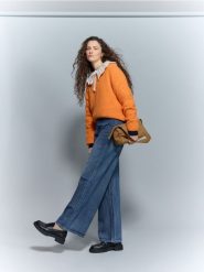 Jeansy wide leg z aplikacją - indigo jeans. Niebieskie jeansy damskie Reserved, z aplikacjami, z bawełny. Za 149.99 zł.