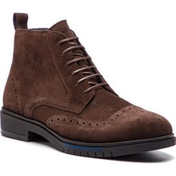 Trzewiki TOMMY HILFIGER - Flexible Dressy Brogue Boot FM0FM01993 Coffee Bean 212. Brązowe botki męskie Tommy Hilfiger, bez wzorów, z materiału, bez obcasa, bez zapięcia. W wyprzedaży za 359.00 zł.