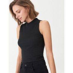 Top z półgolfem - Czarny. Czarne topy damskie House, l, bez wzorów, bez kołnierzyka, bez ramiączek. Za 29.99 zł.