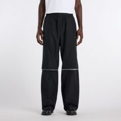 Spodnie męskie New Balance MB61M4DOBK – czarne. Czarne spodnie sportowe męskie New Balance, m, bez wzorów, z materiału. Za 449.99 zł.