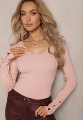 Jasnoróżowy Sweter z Wiskozą Ozdobiony Guzikami z Trójkątnym Dekoltem Attecca. Czerwone swetry nierozpinane damskie Renee, na zimę, m, bez wzorów, z wiskozy, casualowe, bez kołnierzyka, bez ramiączek. Za 84.99 zł.