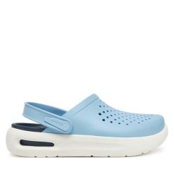 Klapki Crocs. Brązowe klapki damskie Crocs, bez wzorów, bez obcasa, bez zapięcia. Za 249.99 zł.