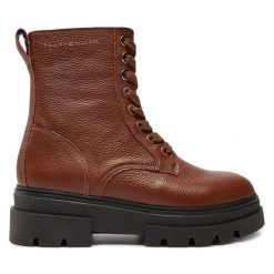 Trzewiki Tommy Hilfiger. Brązowe botki damskie Tommy Hilfiger, bez wzorów, bez obcasa, na płaskiej podeszwie, bez zapięcia. Za 469.99 zł.