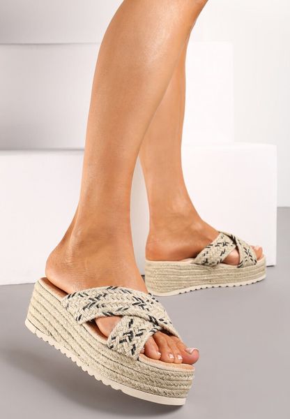 Beżowo-Czarne Klapki na Koturnie i Platformie Ozdobione Plecionką z Juty Vitrima. Brązowe klapki damskie Born2be, na lato, bez wzorów, bez obcasa, na koturnie, bez zapięcia. Za 99.99 zł.