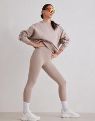 Damskie legginsy biegowe 7/8 wysoki stan squat proof kieszenie Le Run ciemny beż. Brązowe legginsy damskie Aim'n, bez wzorów, z elastanu. Za 381.00 zł.