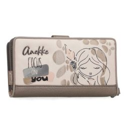 Portfel damski Anekke, z efektownym nadrukiem i metalowym logo zamykany na klapę wyposażony w przegrody na banknoty kieszeń na monety oraz liczne mie. Brązowe portfele damskie Anekke. Za 199.00 zł.