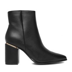 Botki DeeZee. Czarne botki damskie DeeZee, bez wzorów, bez obcasa, na słupku, bez zapięcia. Za 199.99 zł.