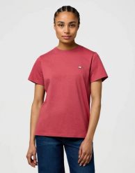 DAMSKA KOSZULKA WRANGLER SIGN OFF TEE EARTH RED 112370739. Czerwone bluzki damskie Wrangler, xs, bez wzorów, bez kołnierzyka, bez ramiączek. Za 89.99 zł.