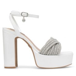 Sandały Nine West. Białe sandały damskie Nine West, bez wzorów, bez obcasa, na słupku, bez zapięcia. Za 179.99 zł.