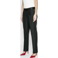 Tommy Hilfiger - Spodnie. Czarne spodnie materiałowe damskie Tommy Hilfiger, bez wzorów, z bawełny, casualowe, z podwyższonym stanem. W wyprzedaży za 159.90 zł.