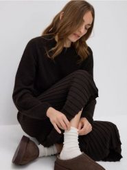 Wełniane skarpetki z dodatkiem kaszmiru - złamana biel. Skarpetki damskie Reserved, bez wzorów, z kaszmiru. Za 69.99 zł.